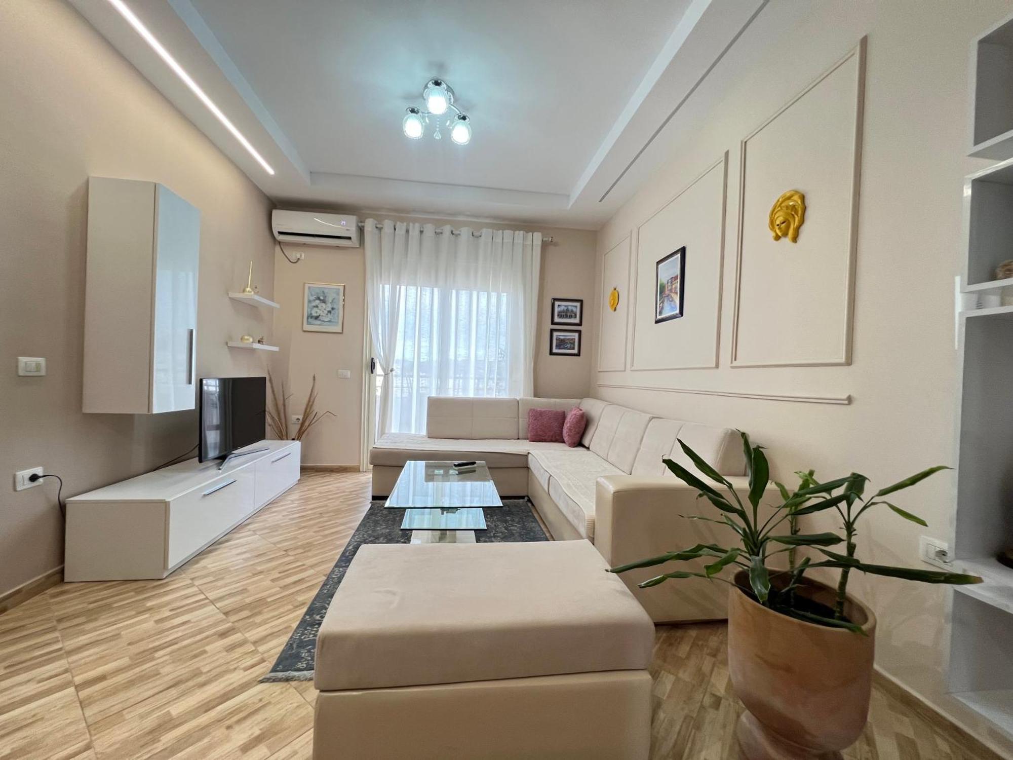 George Luxury * Vlorë